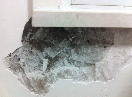 门窗防水：窗槽外侧要有排水孔