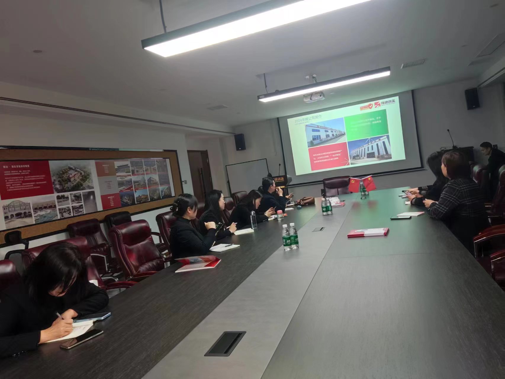 【翔峰创美】技术部总经理李昊为销售部全体员工进行产品培训